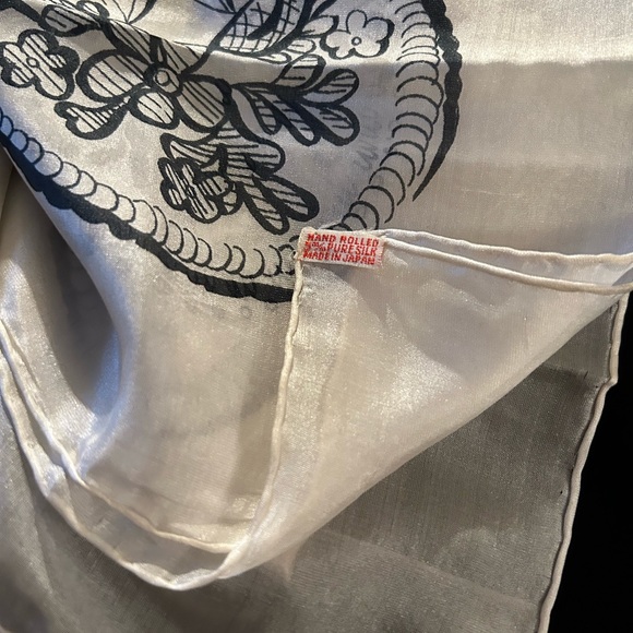 VTG Stunning Hand Rolled Silk floral scarf made in Japan. Vibrant colors - Picture 8 of 10